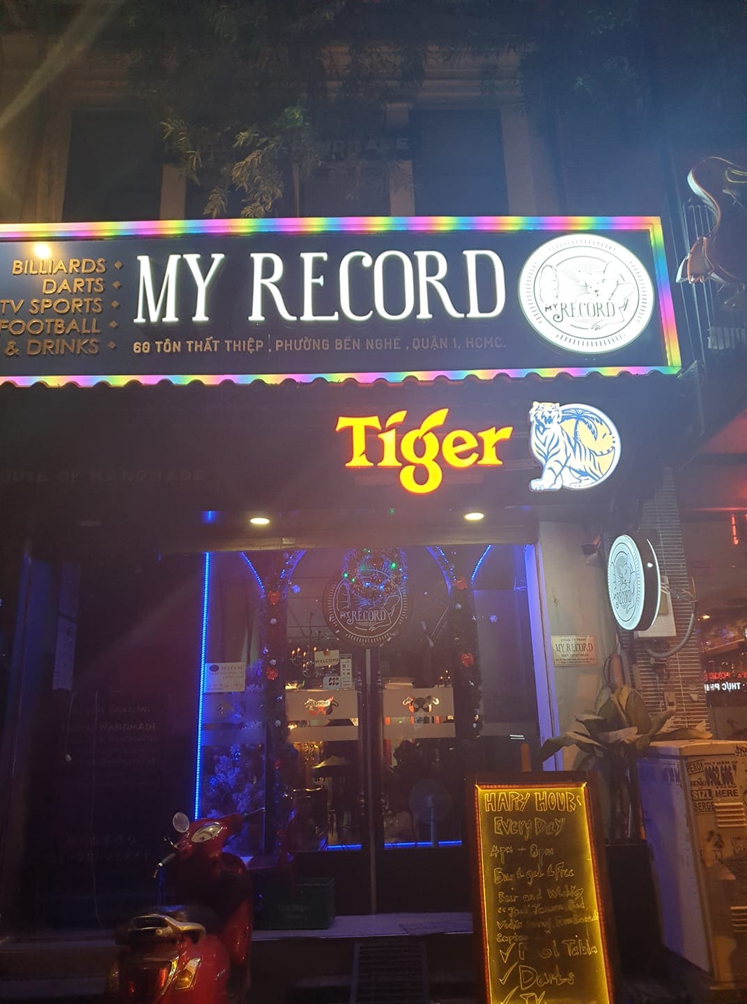 My Record Bar Hồ Chí Minh là một nơi tuyệt vời để trải nghiệm âm nhạc đỉnh cao cùng với bạn bè và người thân. Với không gian rộng rãi và thoải mái, phục vụ đầy đủ các loại đồ uống và đồ ăn nhẹ, đảm bảo sẽ làm bạn cảm thấy sảng khoái và thư giãn.