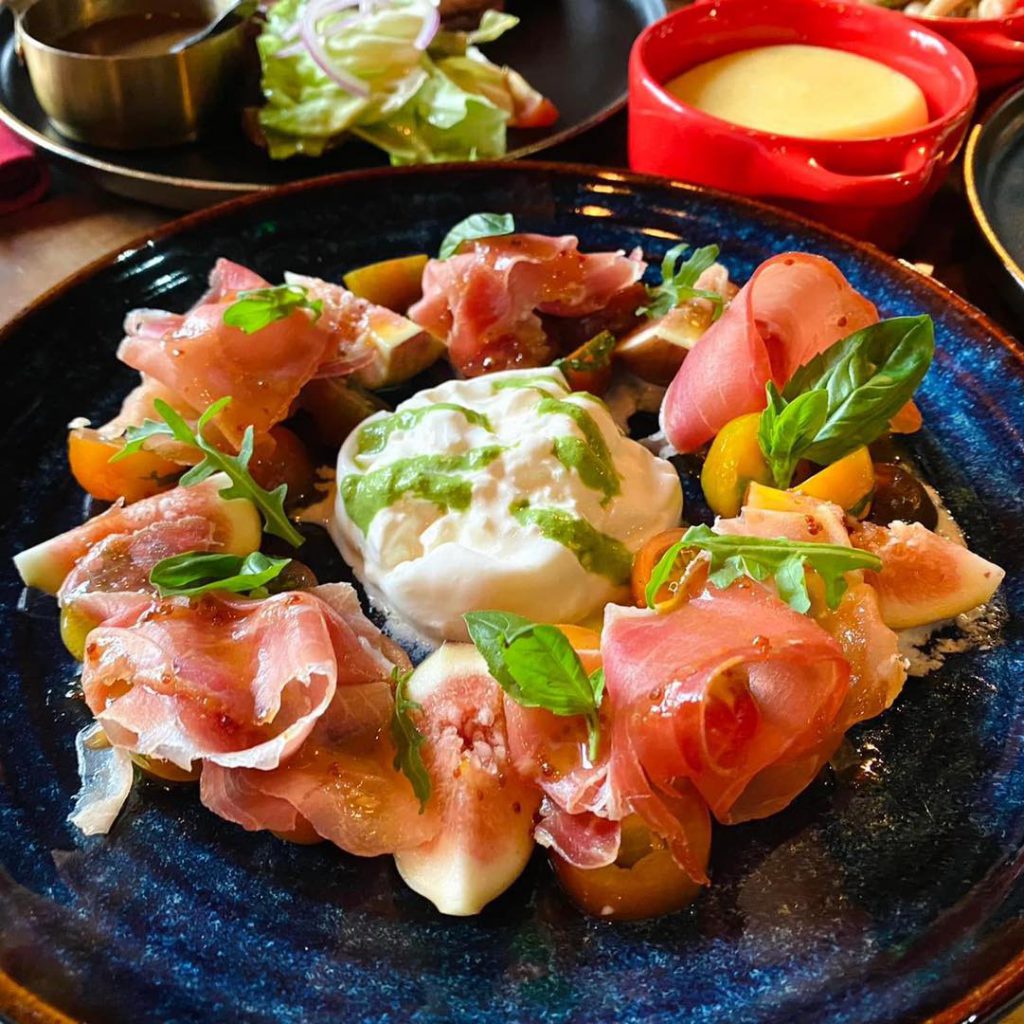 B3 Wine Bar & Grill Địa điểm hẹn hò cho các cặp đôi Topgo