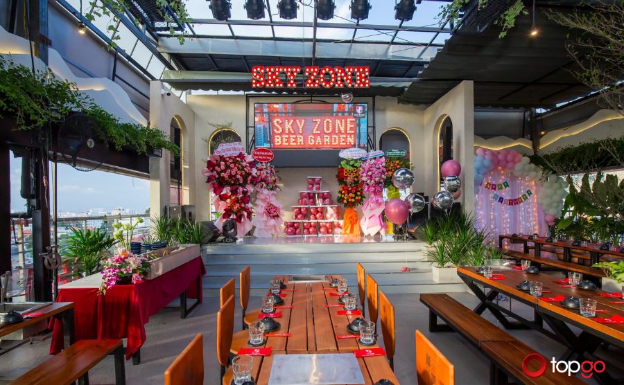 NHÀ HÀNG BEER GARDEN VỚI TẦM NHÌN ÔM TRỌN TRUNG TÂM THÀNH PHỐ