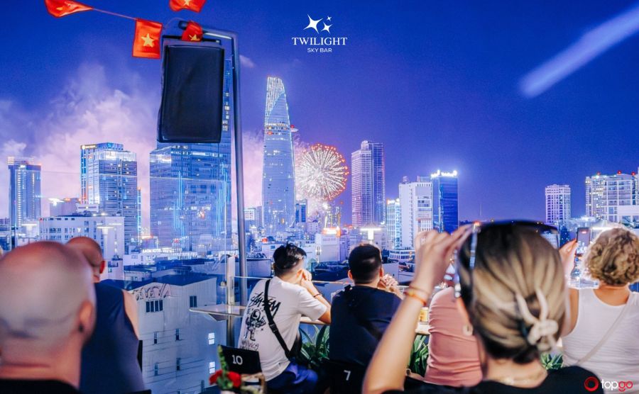 Twilight Sky Bar mang đến tầm nhìn đắt giá, nhìn ra tòa tháp Bitexco 