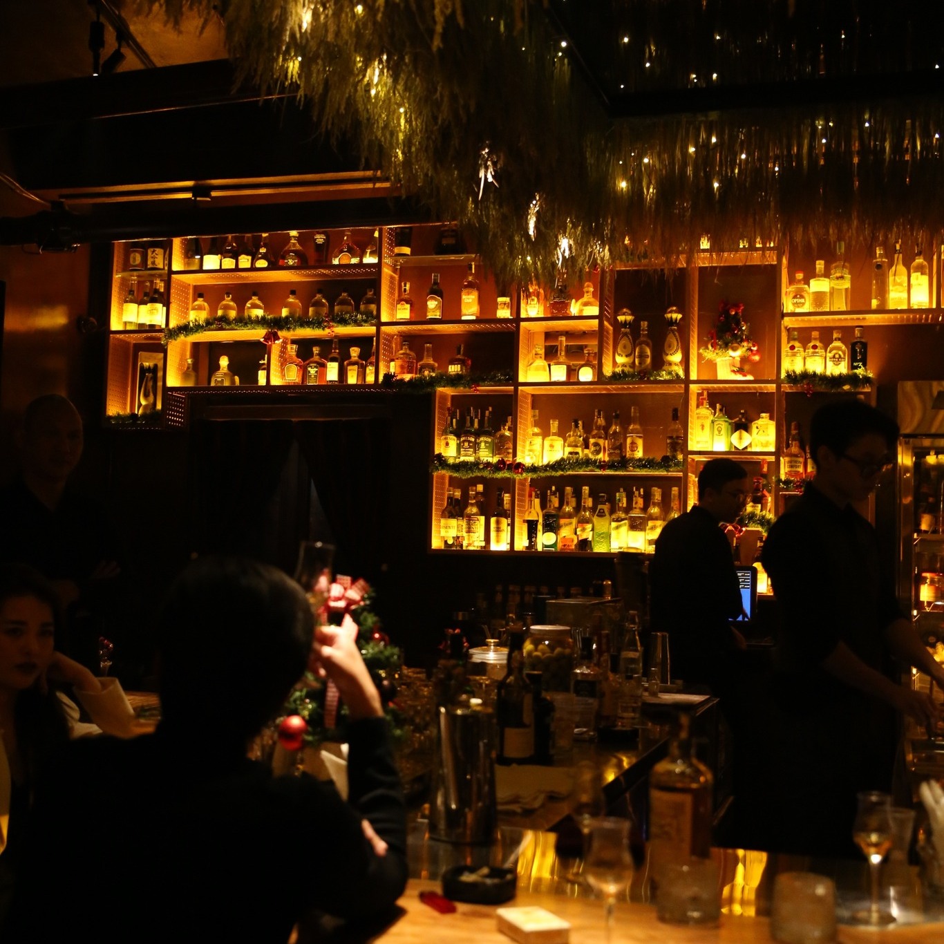 Không gian tại Liquid Store Cocktail Bar 